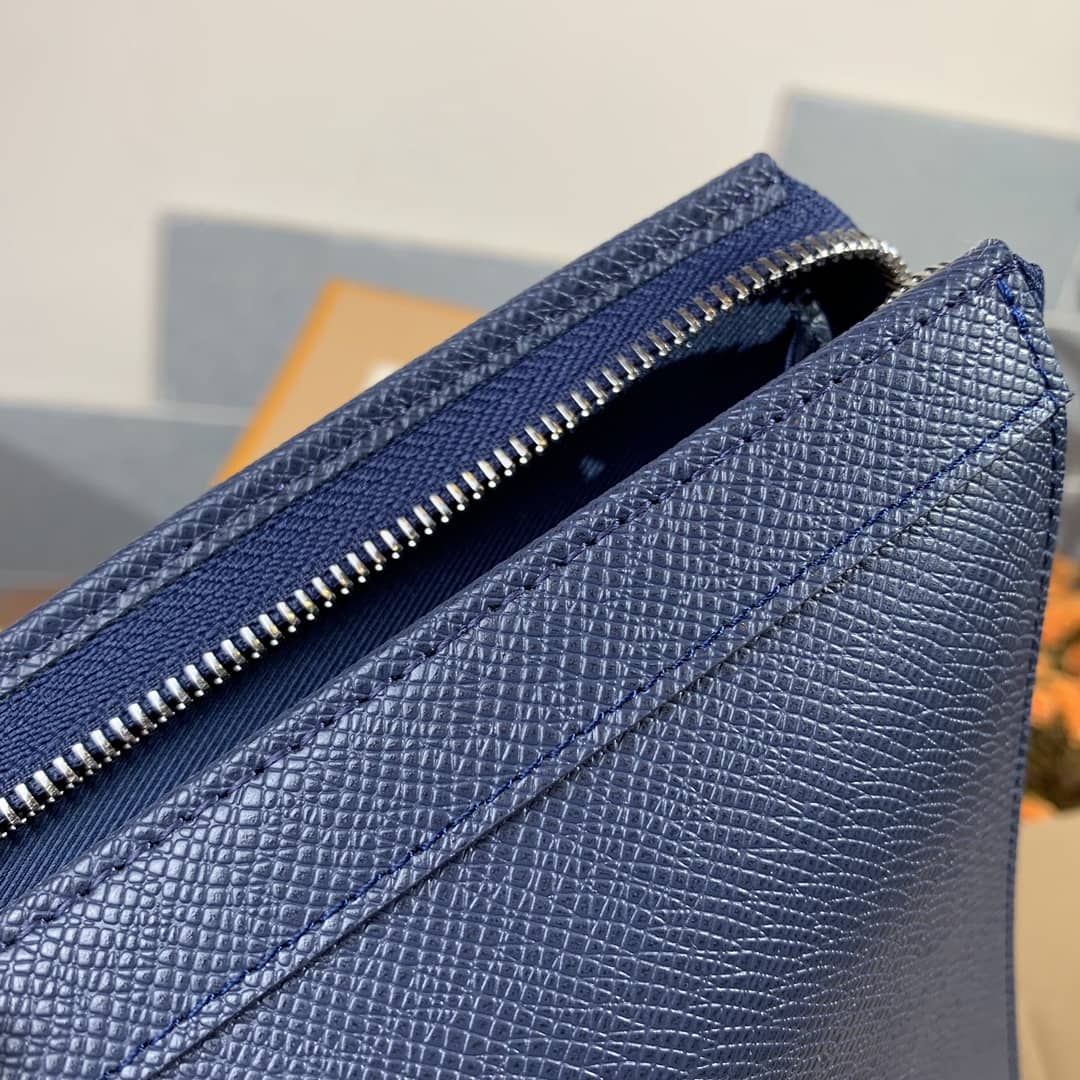 L0vis Vvtt0n Pochette Voyage MM Taiga Leather Replica Handbag Blue M30677