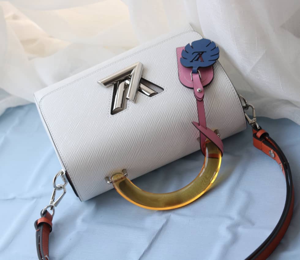 L0vis Vvtt0n Epi Twist PM Chain White M50332 Replica Crossbody Bag