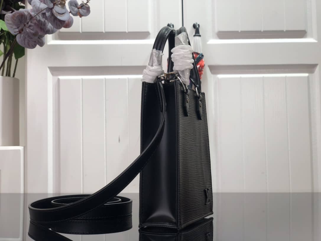 L0vis Vvtt0n Petit Sac Plat Flat Shoulder Bag Replica Black M80169