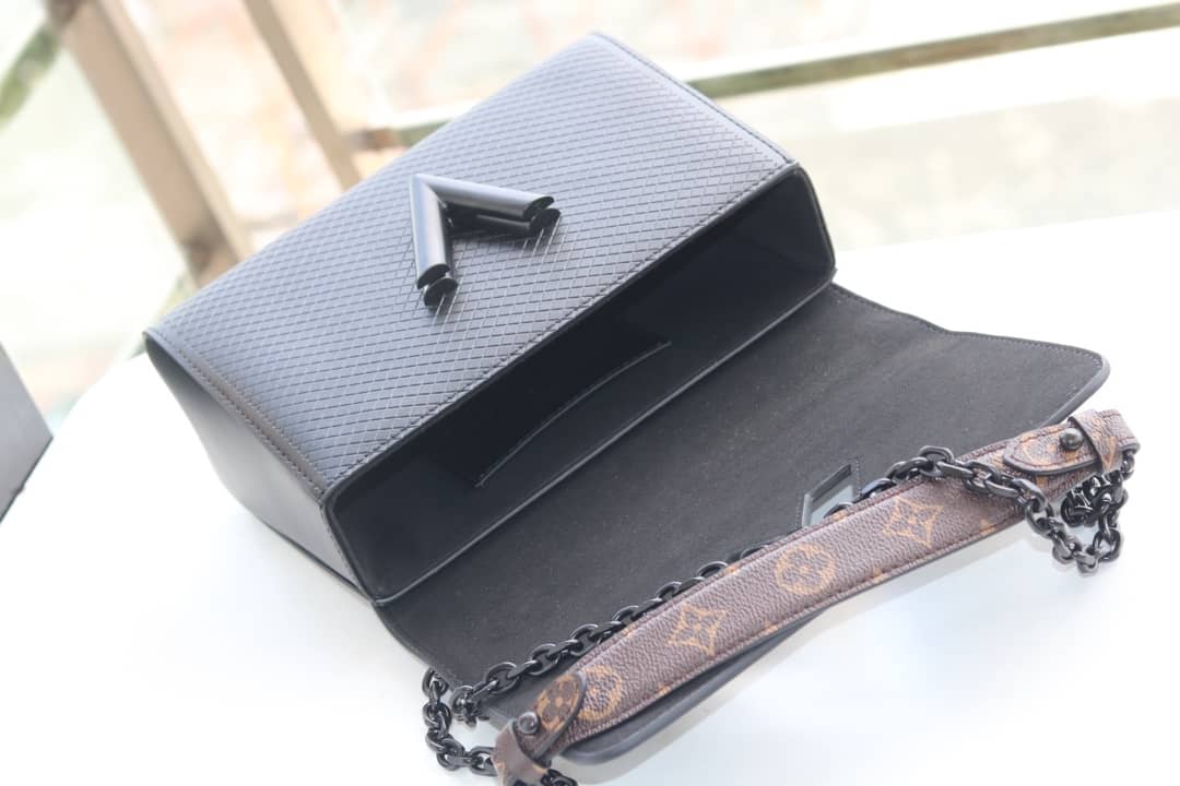 L0vis Vvtt0n Twist Epi Handbag Replica Black M50320