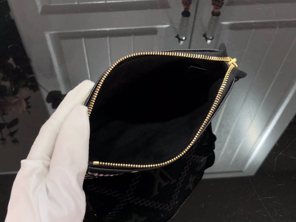 L0vis Vvtt0n Mini Pochette Accessoires Empreinte Broderies Black M81140 Replica
