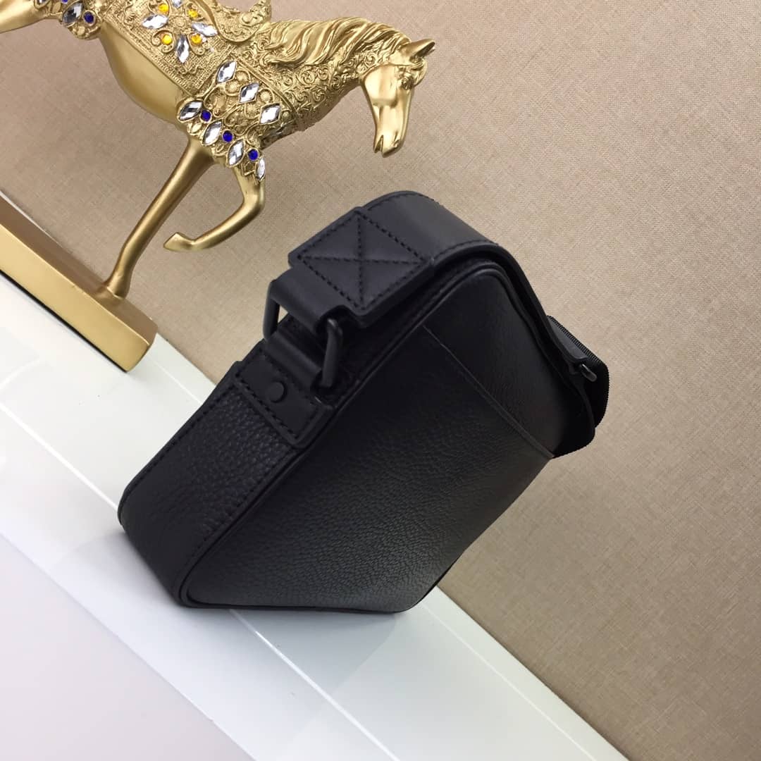 L0vis Vvtt0n Alpha Taurillon Leather Messenger Bag Replica M52767