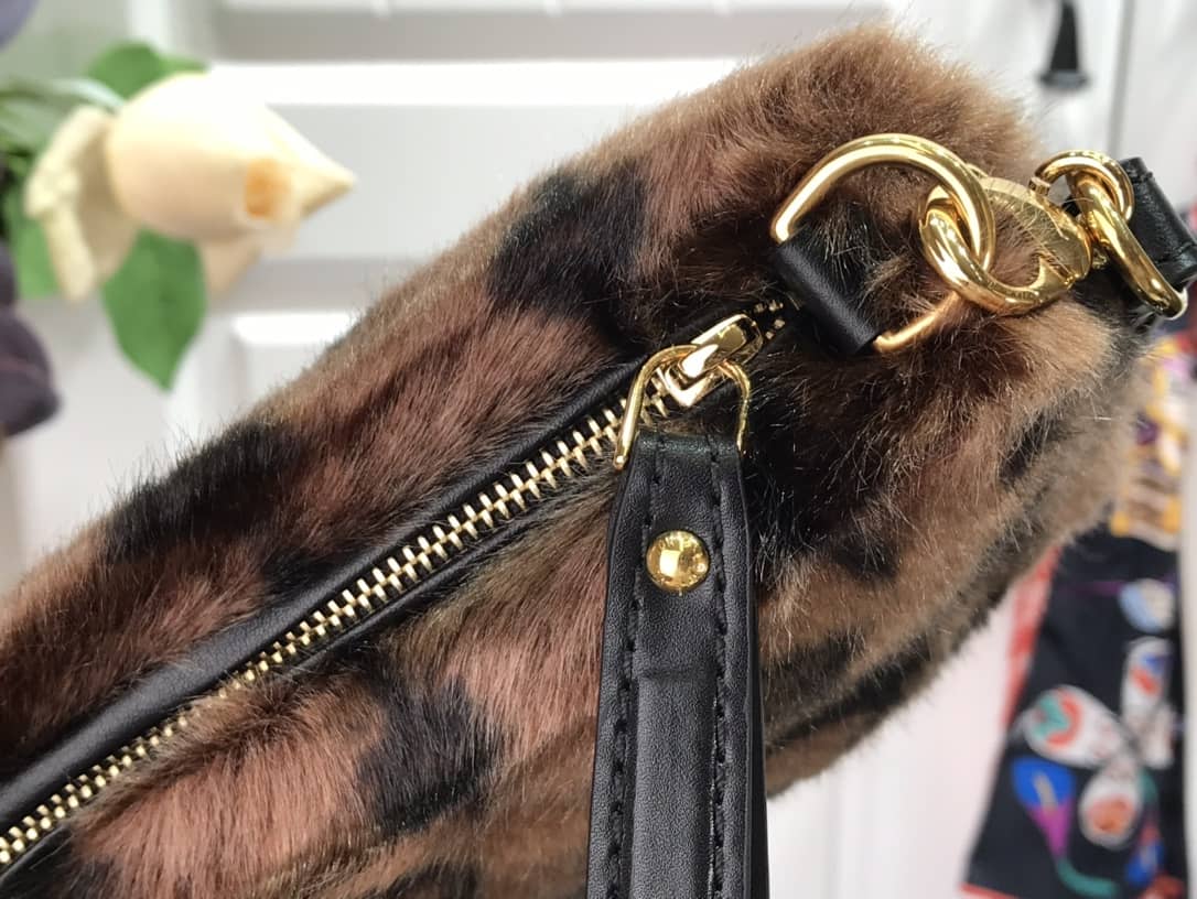 L0vis Vvtt0n Mink Monogram Vision Milla PM Replica Pochette