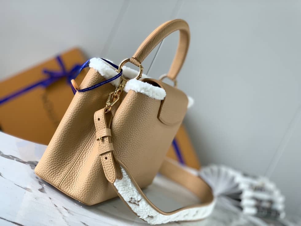 L0vis Vvtt0n Capucines MM Beige M59073 Replica Crossbody Bag