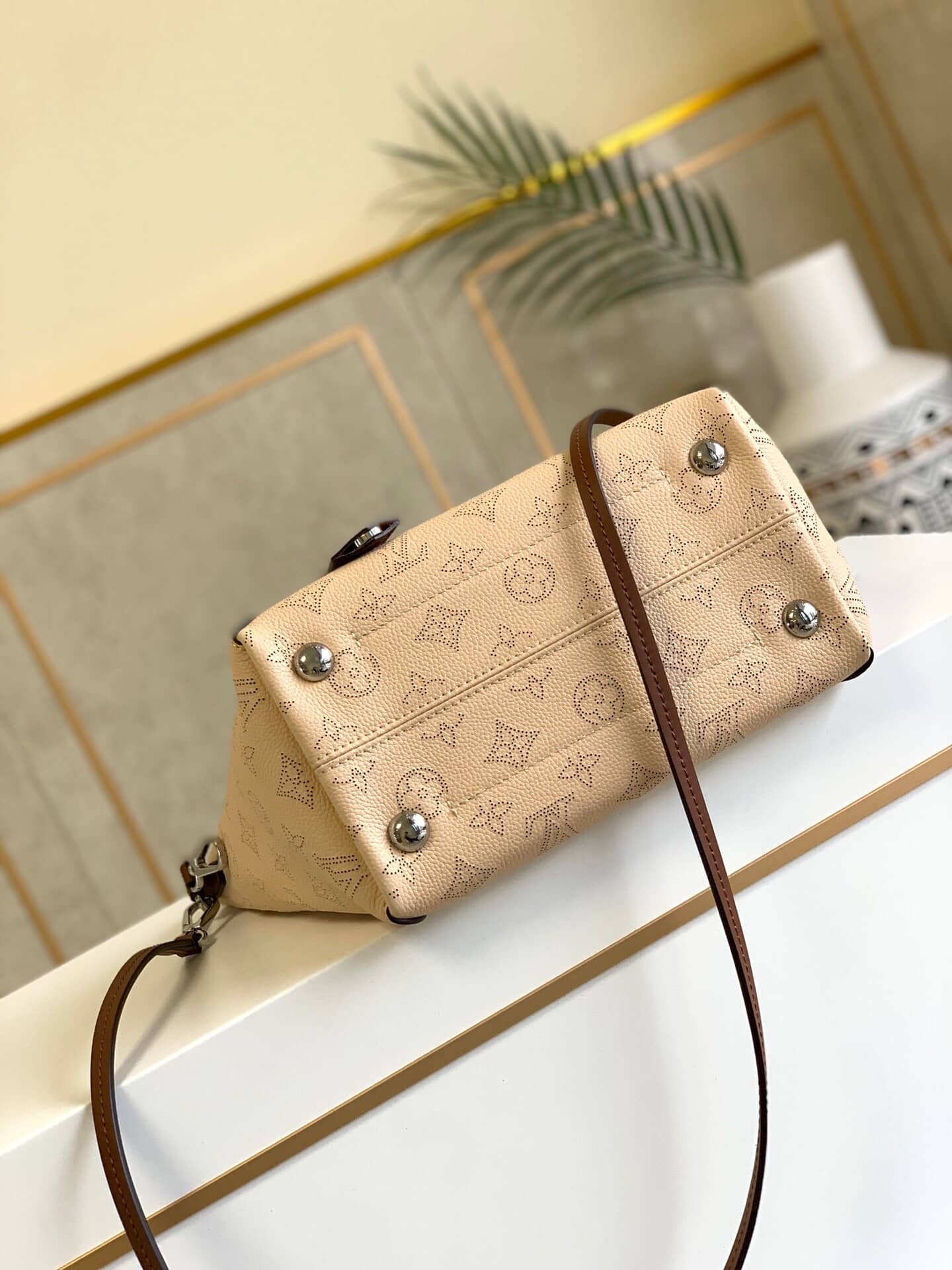 L0vis Vvtt0n Mahina Hina PM Leather Tote Replica Beige M54353