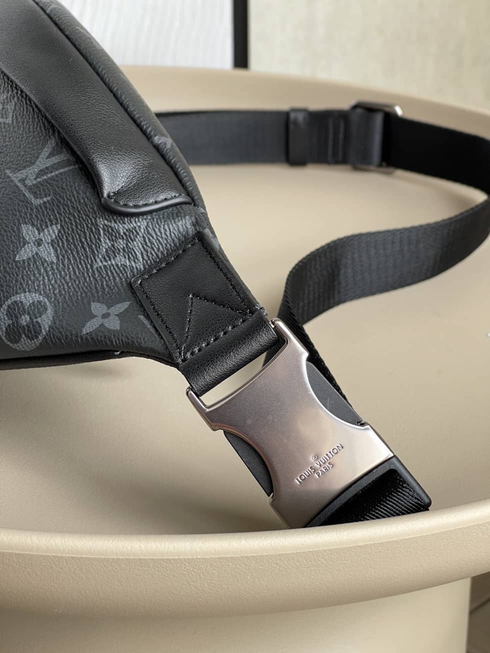 L0vis Vvtt0n Discovery Bumbag Monogram Eclipse Black M46035 Replica Belt Bag