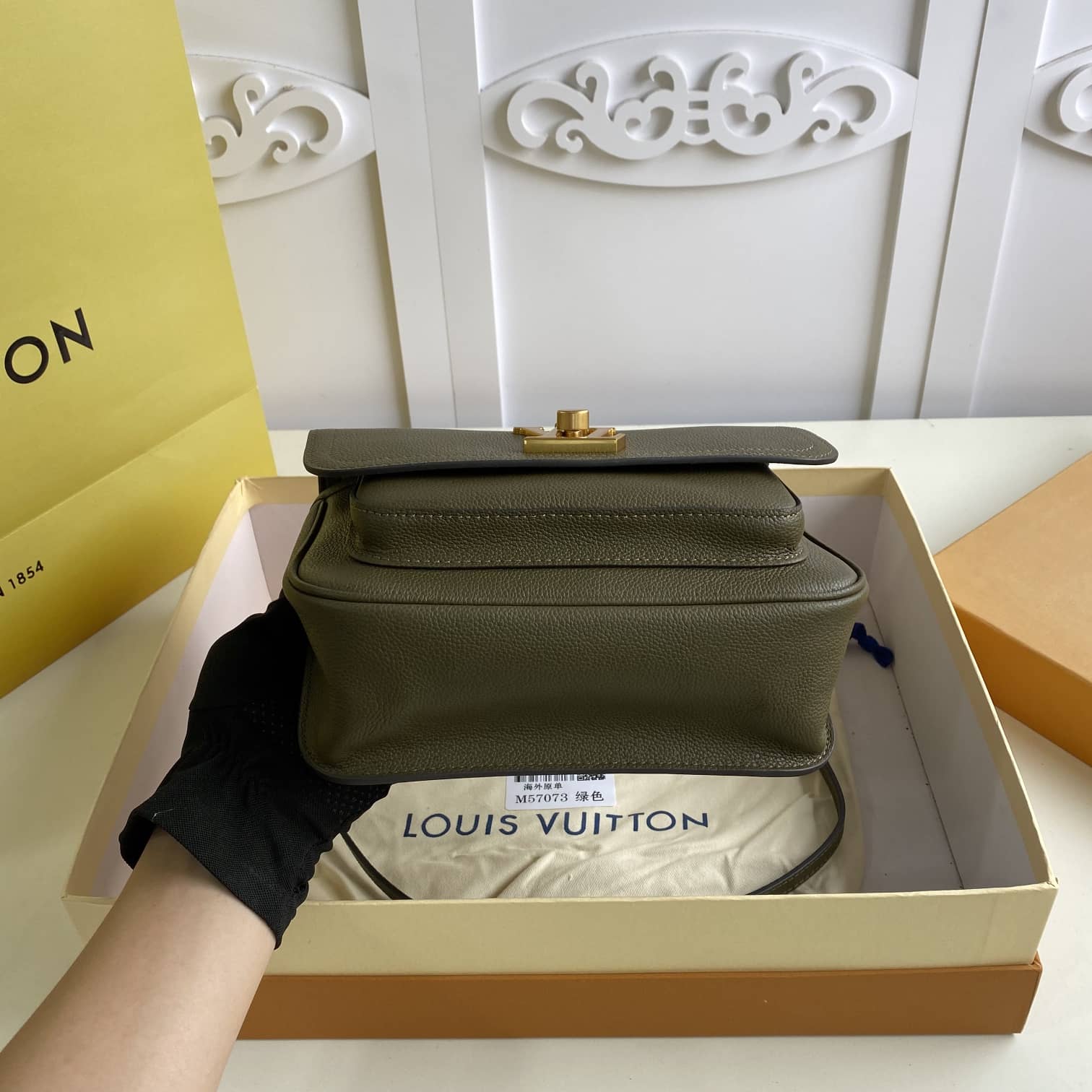 L0vis Vvtt0n Lockme Chain PM Replica Bag Green M57073