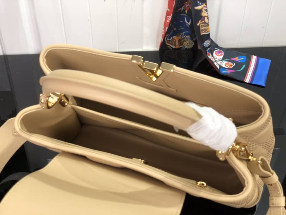 L0vis Vvtt0n Capucines MM Beige M59225 Replica Shoulder Bag