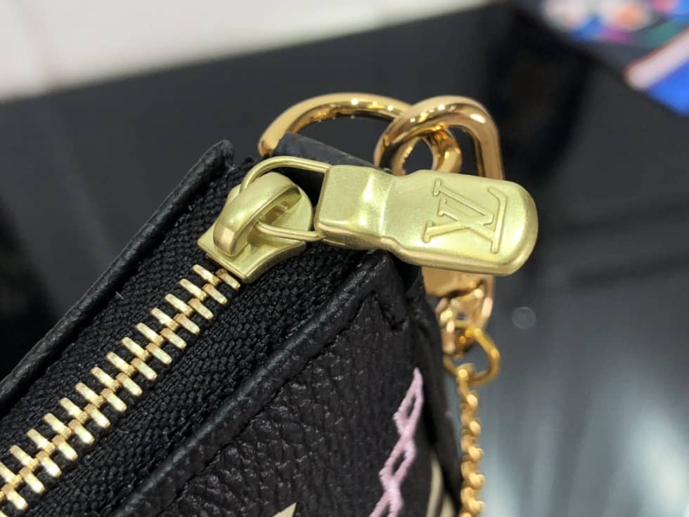 L0vis Vvtt0n Mini Pochette Accessoires Empreinte Broderies Black M81140 Replica