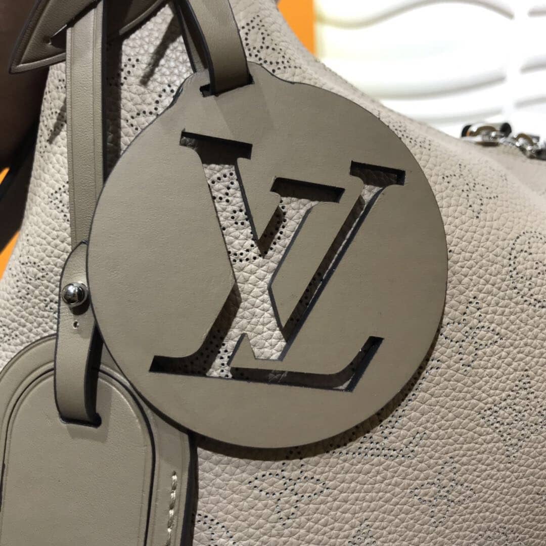 L0vis Vvtt0n Beaubourg Hobo MM Mahina Leather Replica Beige M56073