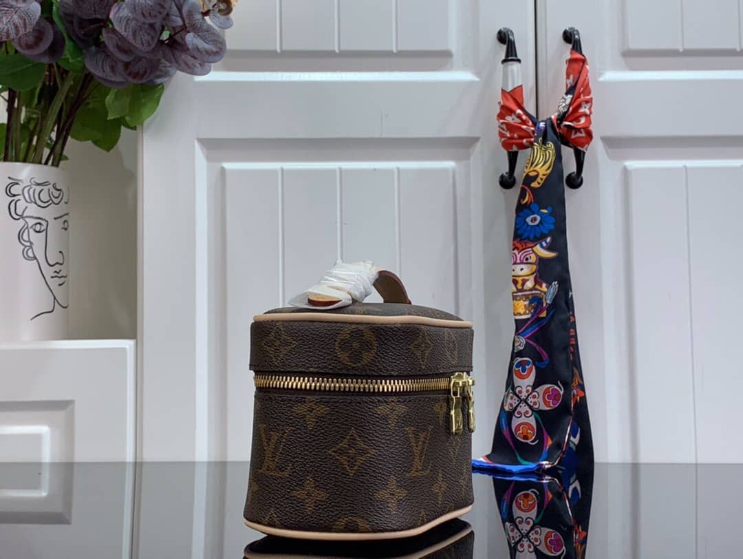 L0vis Vvtt0n Mini Monogram Canvas Beauty Case Replica M44496