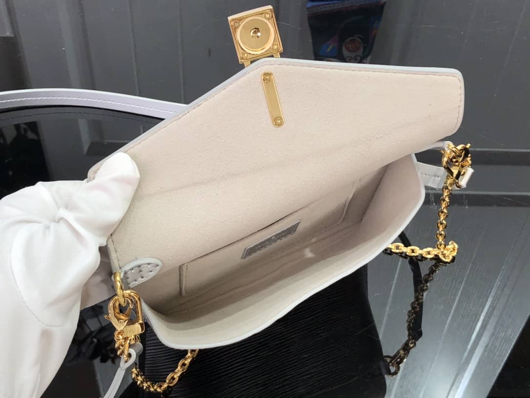 L0vis Vvtt0n Epi Leather Padlock On Strap Replica Bag Silver M80819