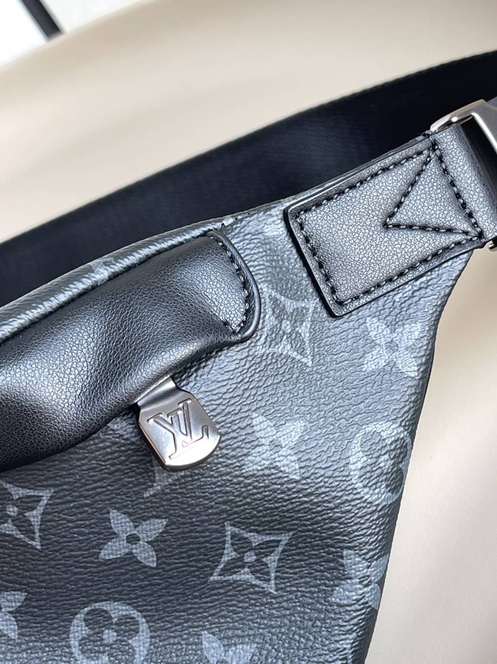 L0vis Vvtt0n Discovery Bumbag Monogram Eclipse Black M46035 Replica Belt Bag