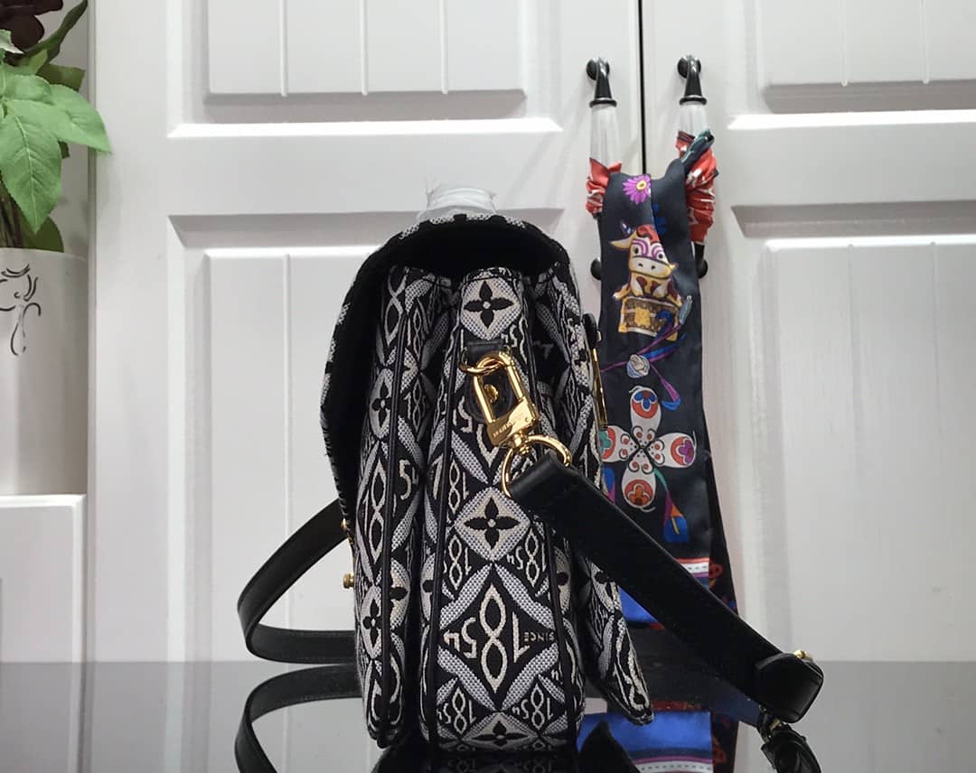 L0vis Vvtt0n Pochette Mestis MM Monogram Canvas Replica Shoulder Bag M57272