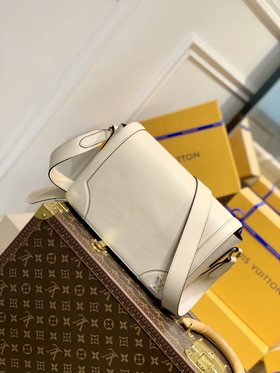 L0vis Vvtt0n New Flap Taiga Noir M30807 Replica Messenger Bag