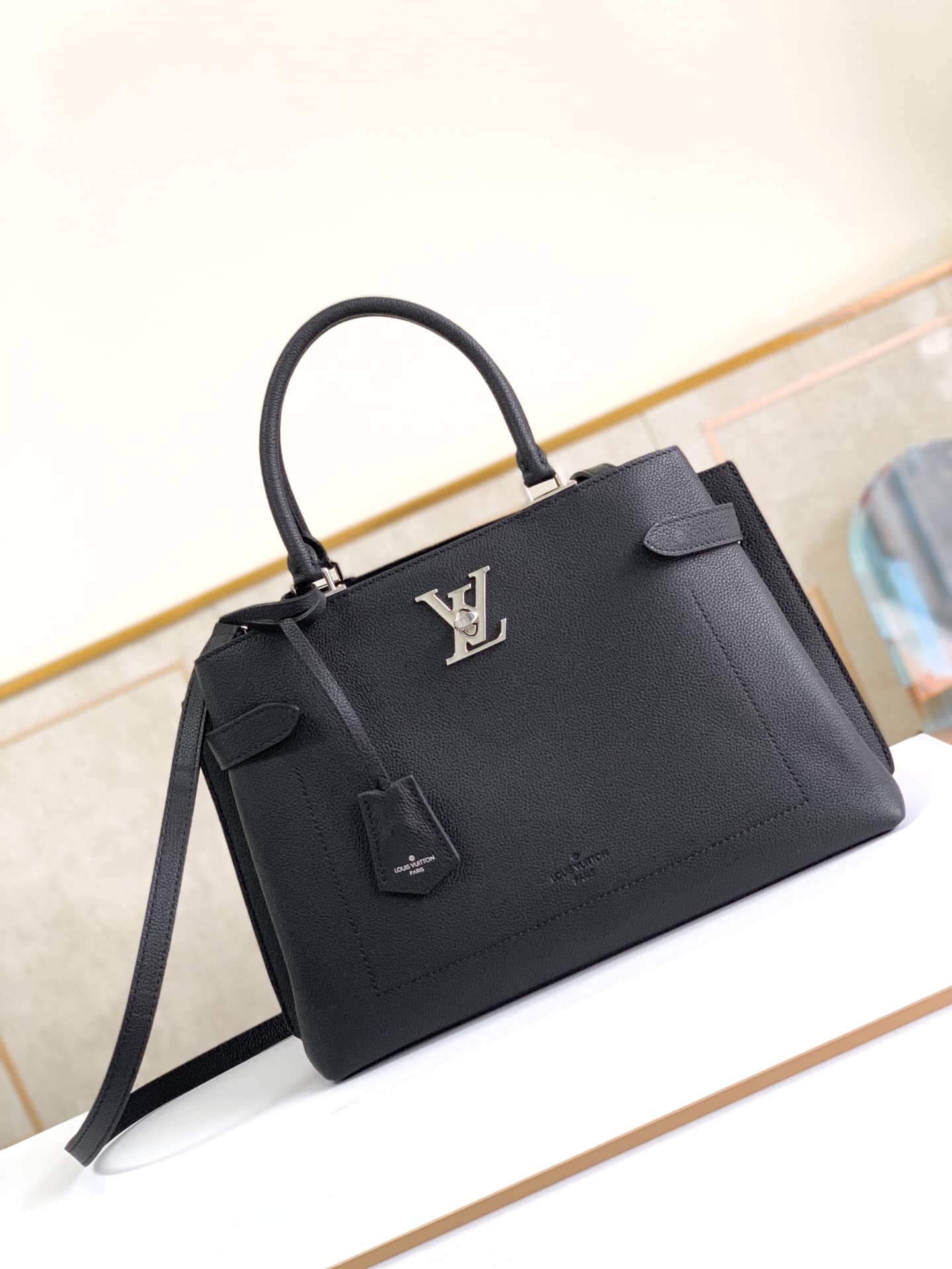 L0vis Vvtt0n Lockme Day Tote Replica Black M53730