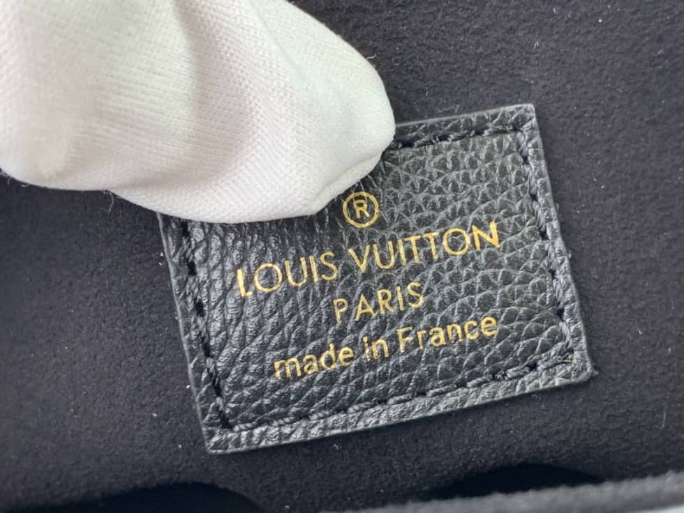 L0vis Vvtt0n Lockme Tender Leather Black M58557 Replica Crossbody Bag