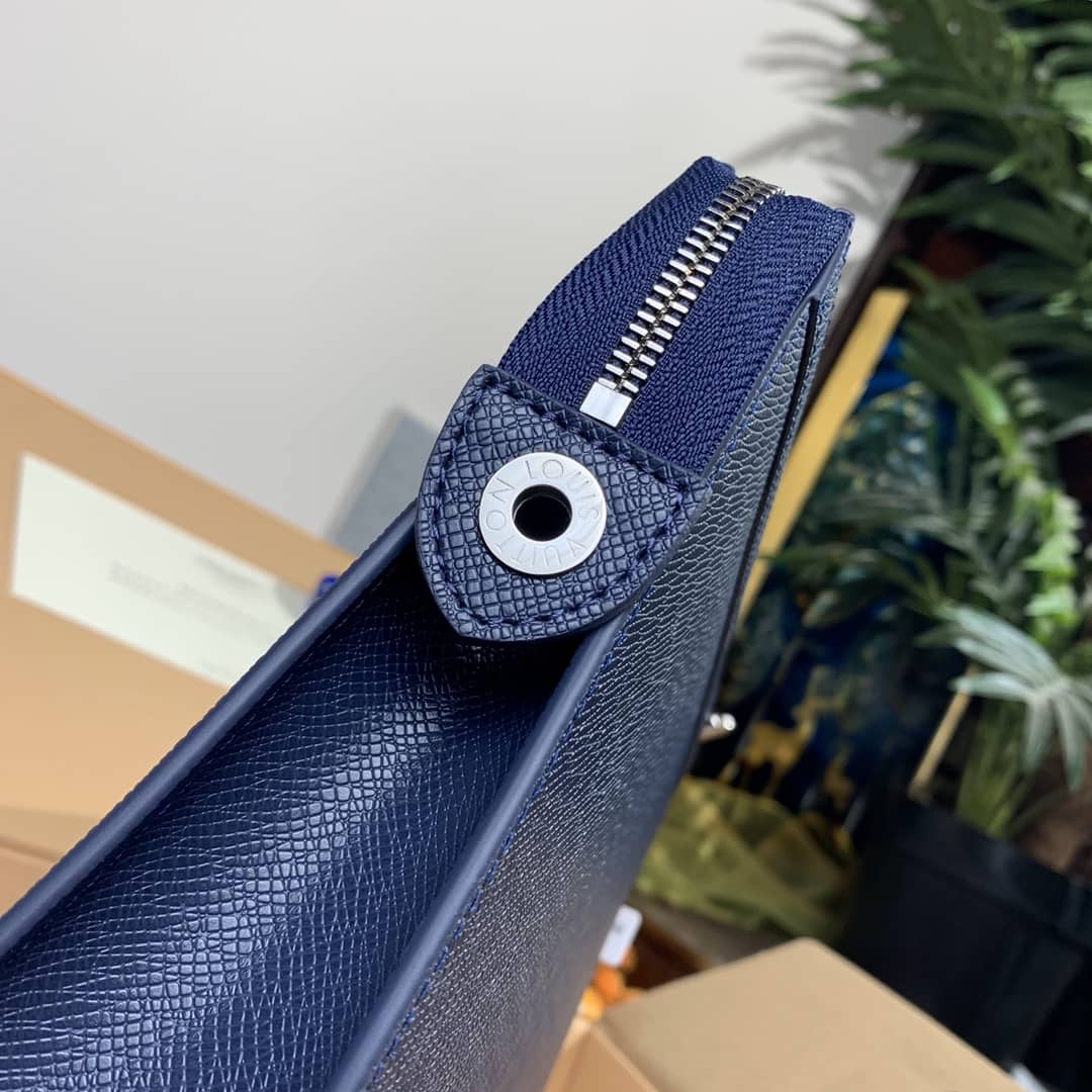 L0vis Vvtt0n Pochette Voyage MM Taiga Leather Replica Handbag Blue M30677