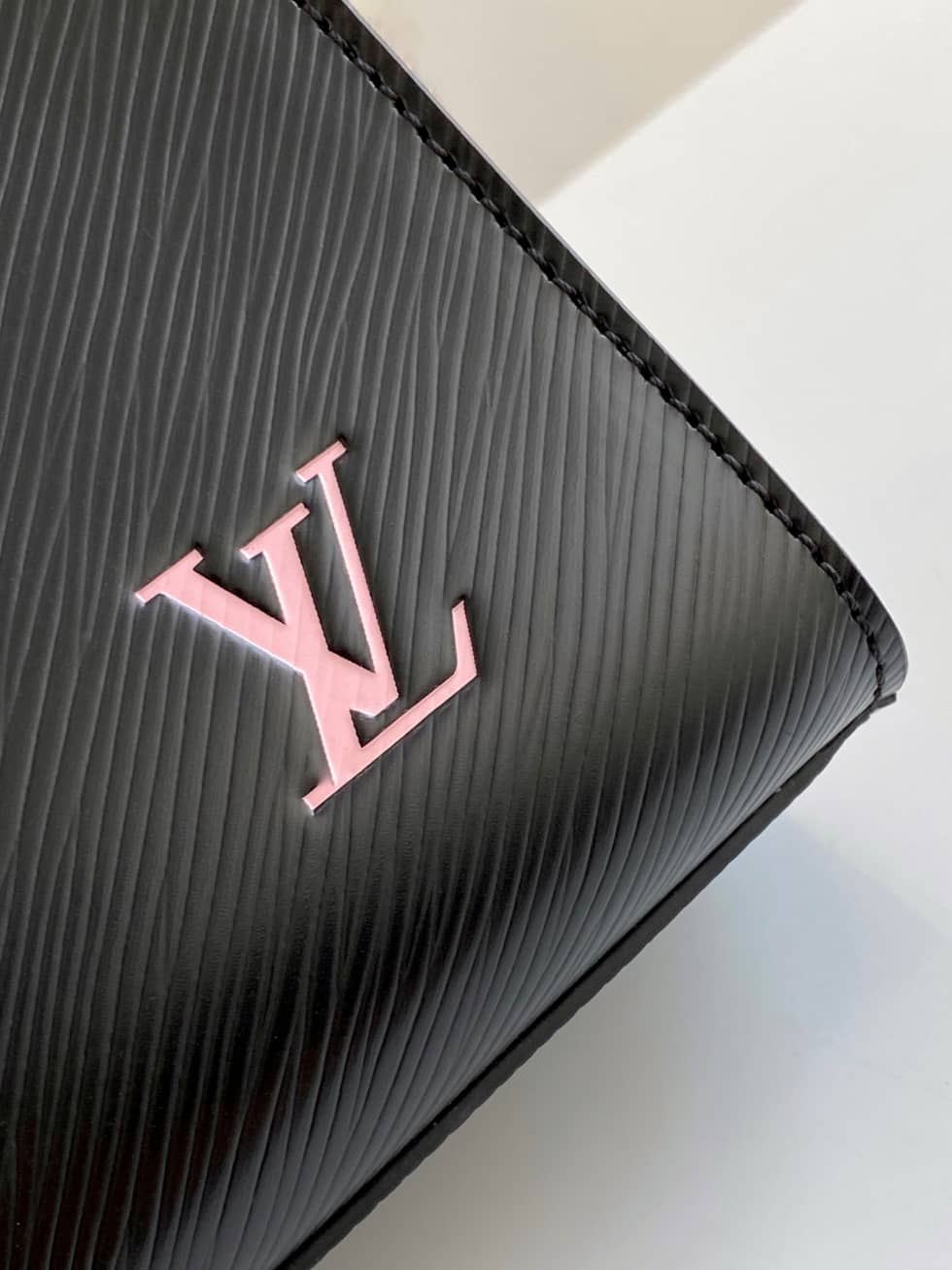 L0vis Vvtt0n Petit Sac Plat Epi Leather Black M69441 Replica Shoulder Bag