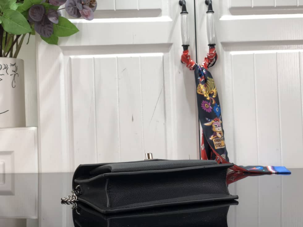 L0vis Vvtt0n Pochette Lock Me Chain M63980 Replica Crossbody Bag