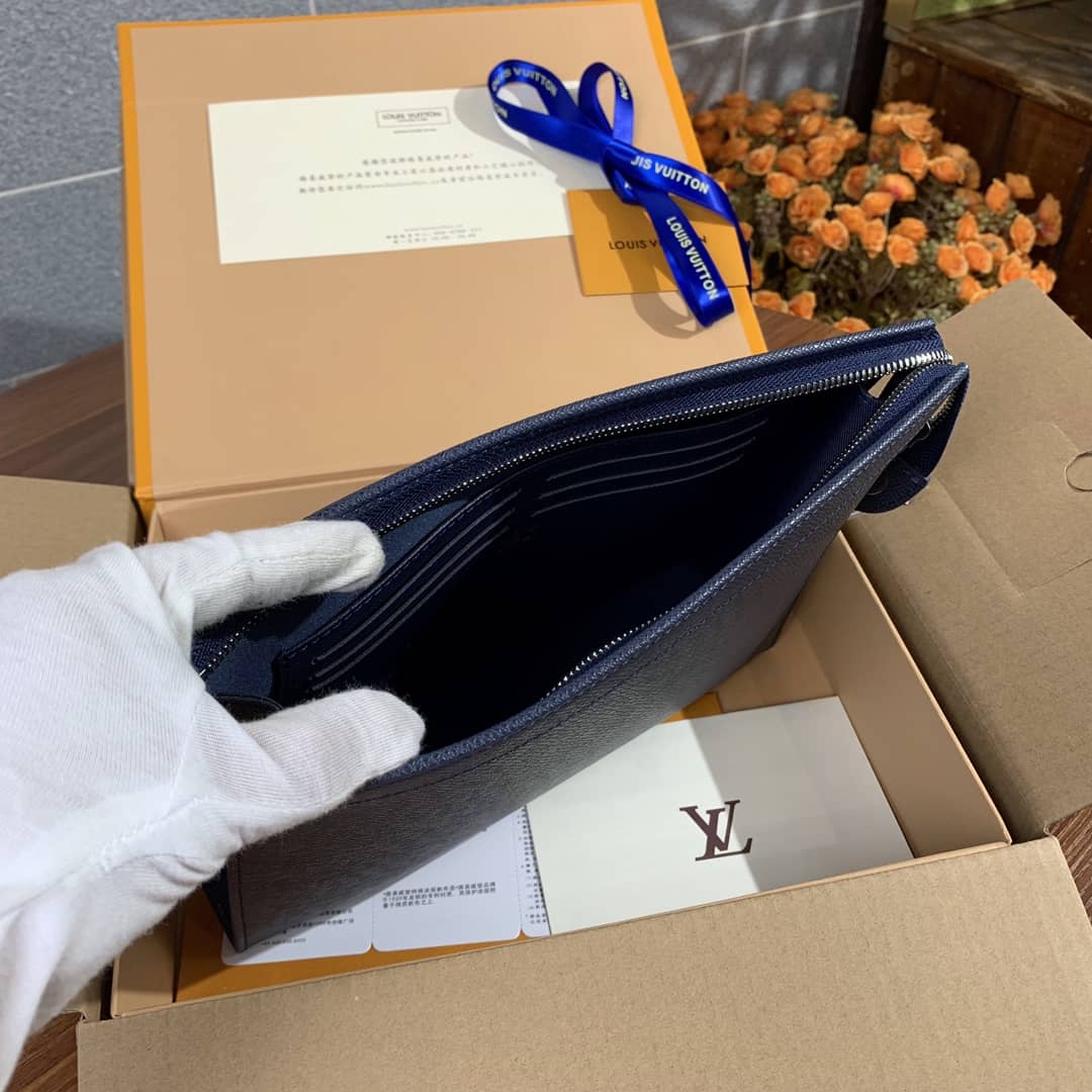 L0vis Vvtt0n Pochette Voyage MM Taiga Leather Replica Handbag Blue M30677