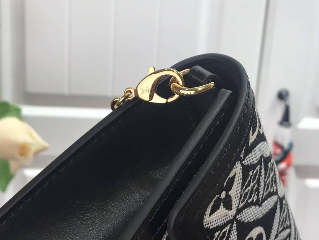 L0vis Vvtt0n Since 1854 Dauphine Chain Replica Wallet Black M69992