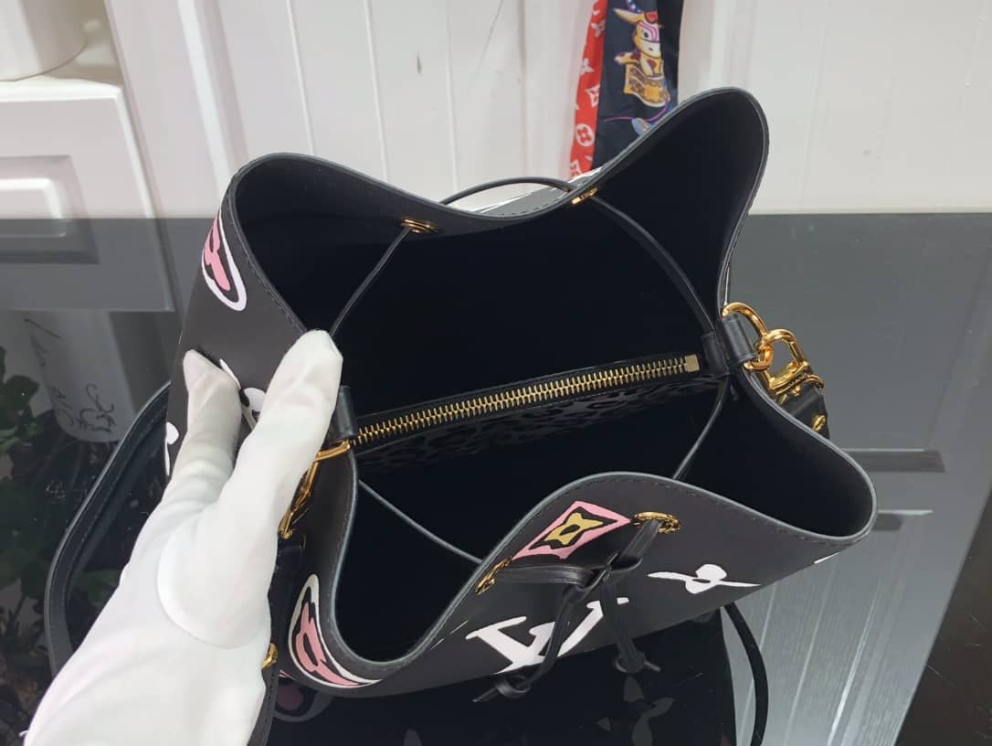 L0vis Vvtt0n Neo Noe Monogram Giant PVC Canvas Replica Shoulder Bag M45821