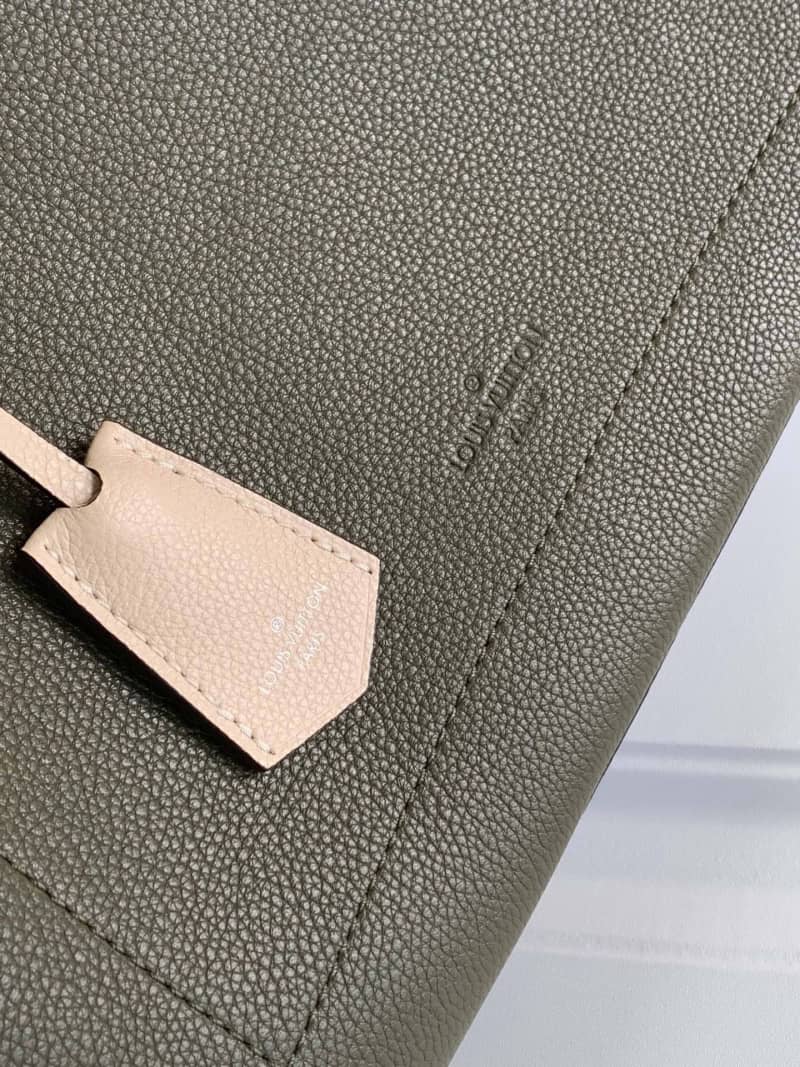 L0vis Vvtt0n Lockme Day Tote Replica Green M53730