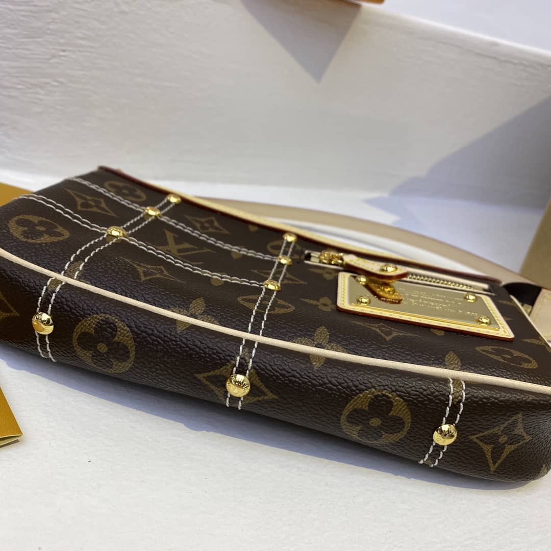 L0vis Vvtt0n Pochette Dupe Monogram Riveting Accessories M51980 Brown