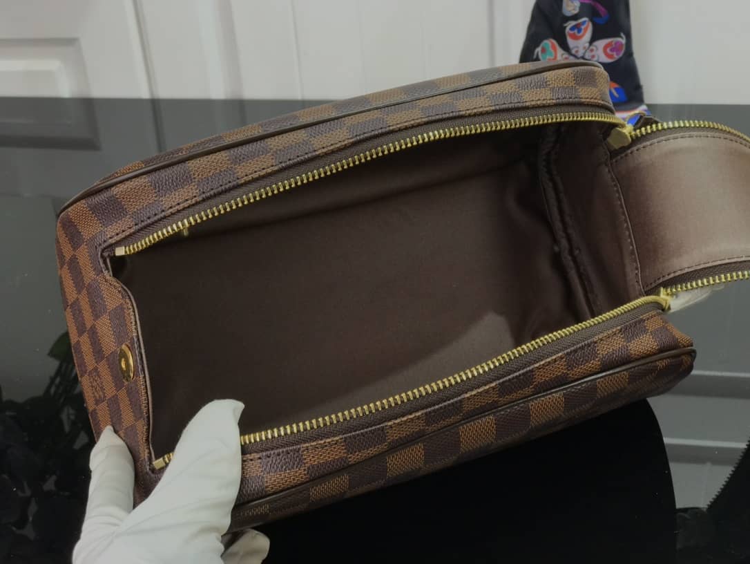 L0vis Vvtt0n King Size Toiletry Bag Replica M47528