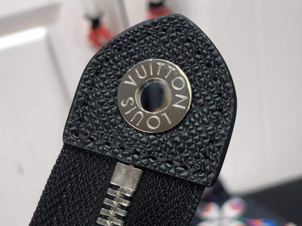 L0vis Vvtt0n Taiga Pochette Voyage Black M59147 Replica