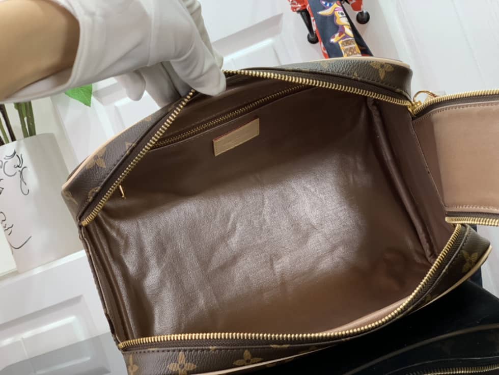 L0vis Vvtt0n Dopp Kit Toilet Pouch Monogram Canvas M44494 Replica