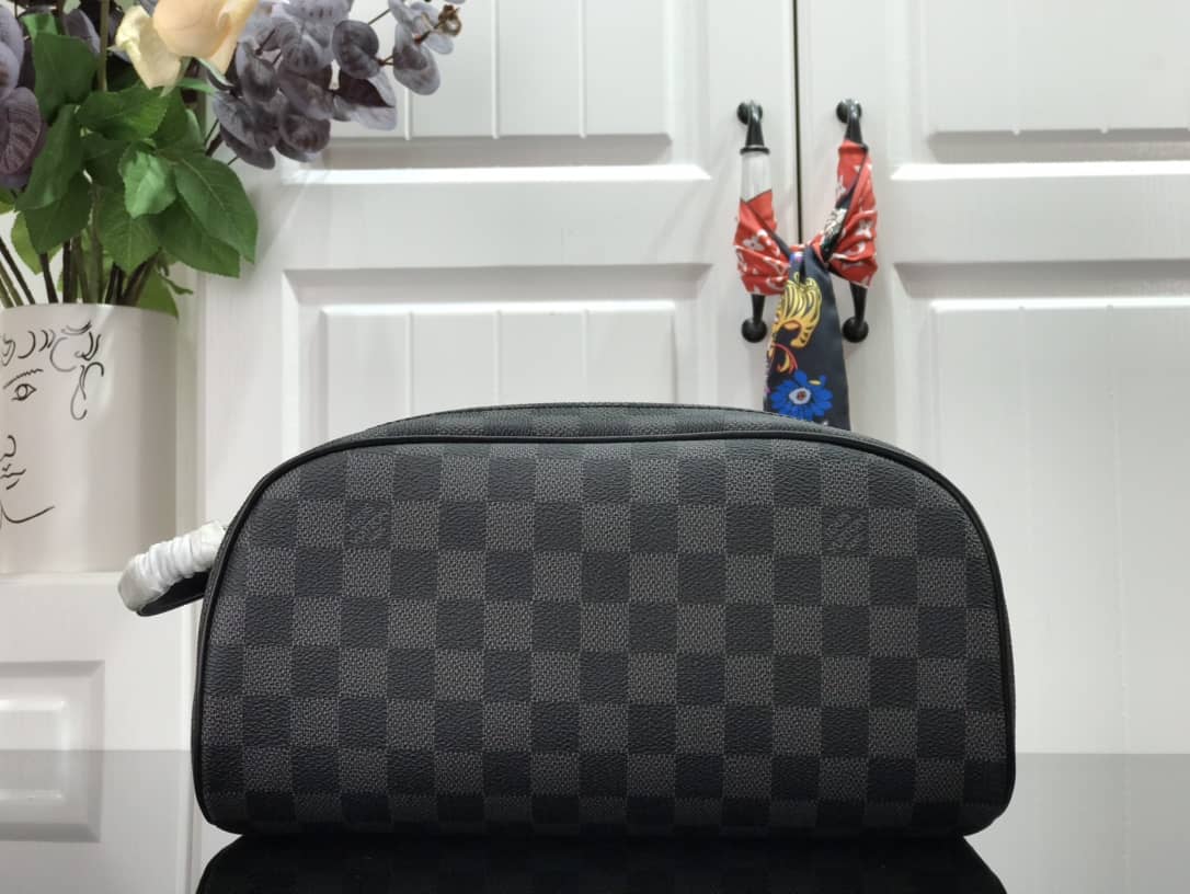 L0vis Vvtt0n King Size Toiletry Bag Replica Black M47528