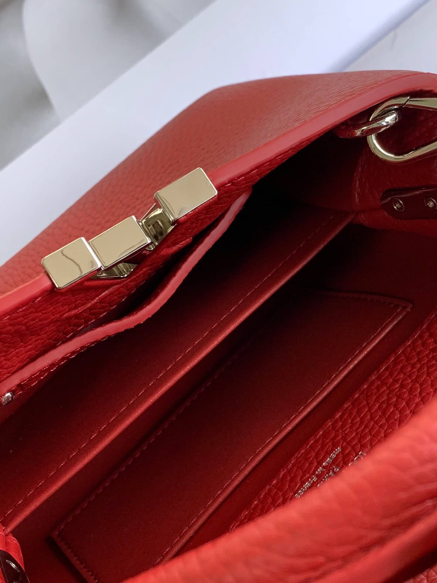 L0vis Vvtt0n Taurillon Leather Capucines Mini Replica Bag Red M55985