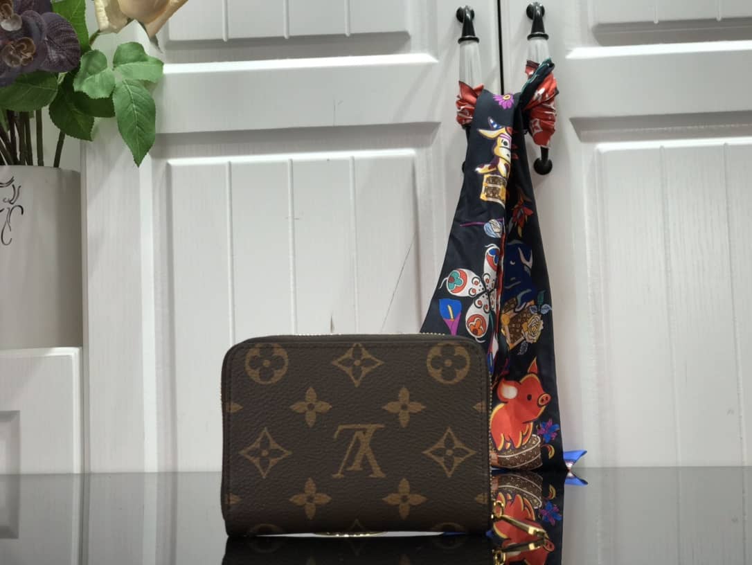 l0vis vvtt0n mini pochette accessoires u1u1enne christmas edition replica bag n60402