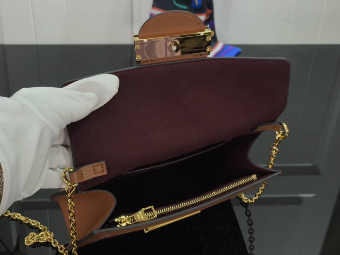 L0vis Vvtt0n Since 1854 Dauphine Chain Replica Wallet Red M69992