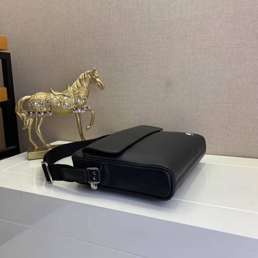 L0vis Vvtt0n Taiga Alex Leather Messenger Bag Replica M30260