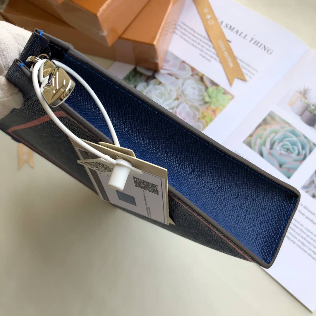 L0vis Vvtt0n Taiga Leather Pochette Voyage MM Replica M30577