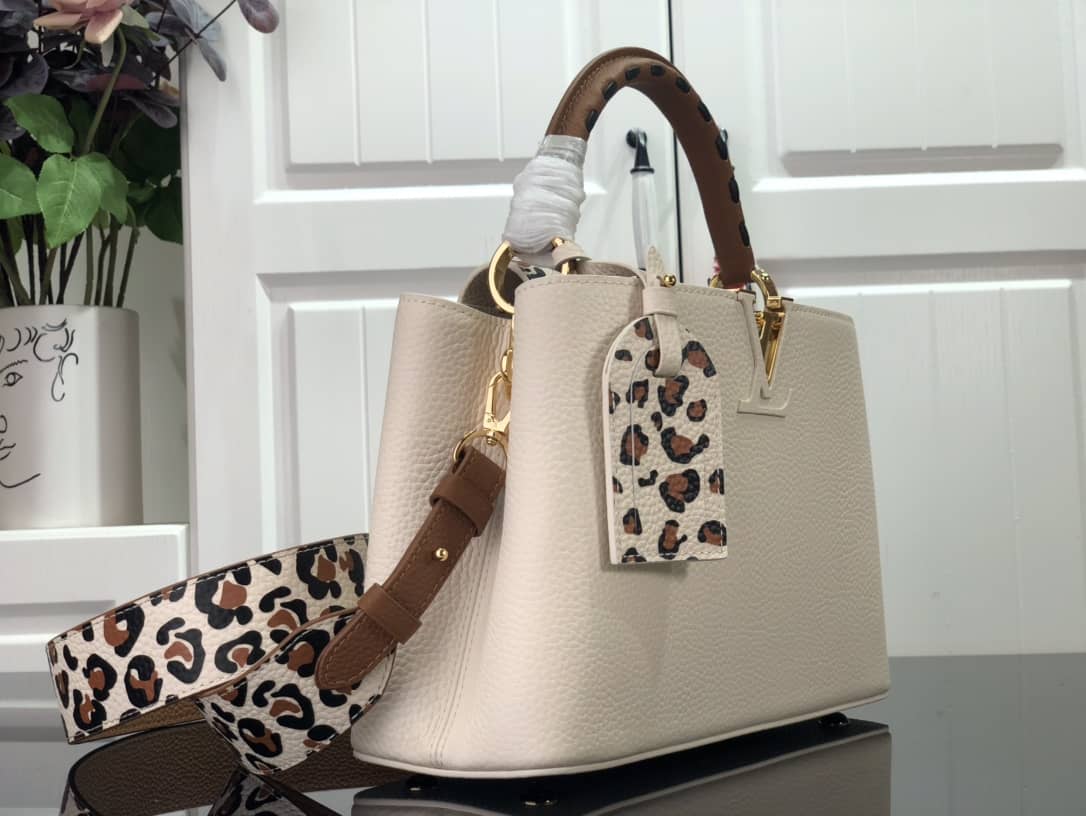 L0vis Vvtt0n Capucines Embroidery Replica Bag Beige M48865