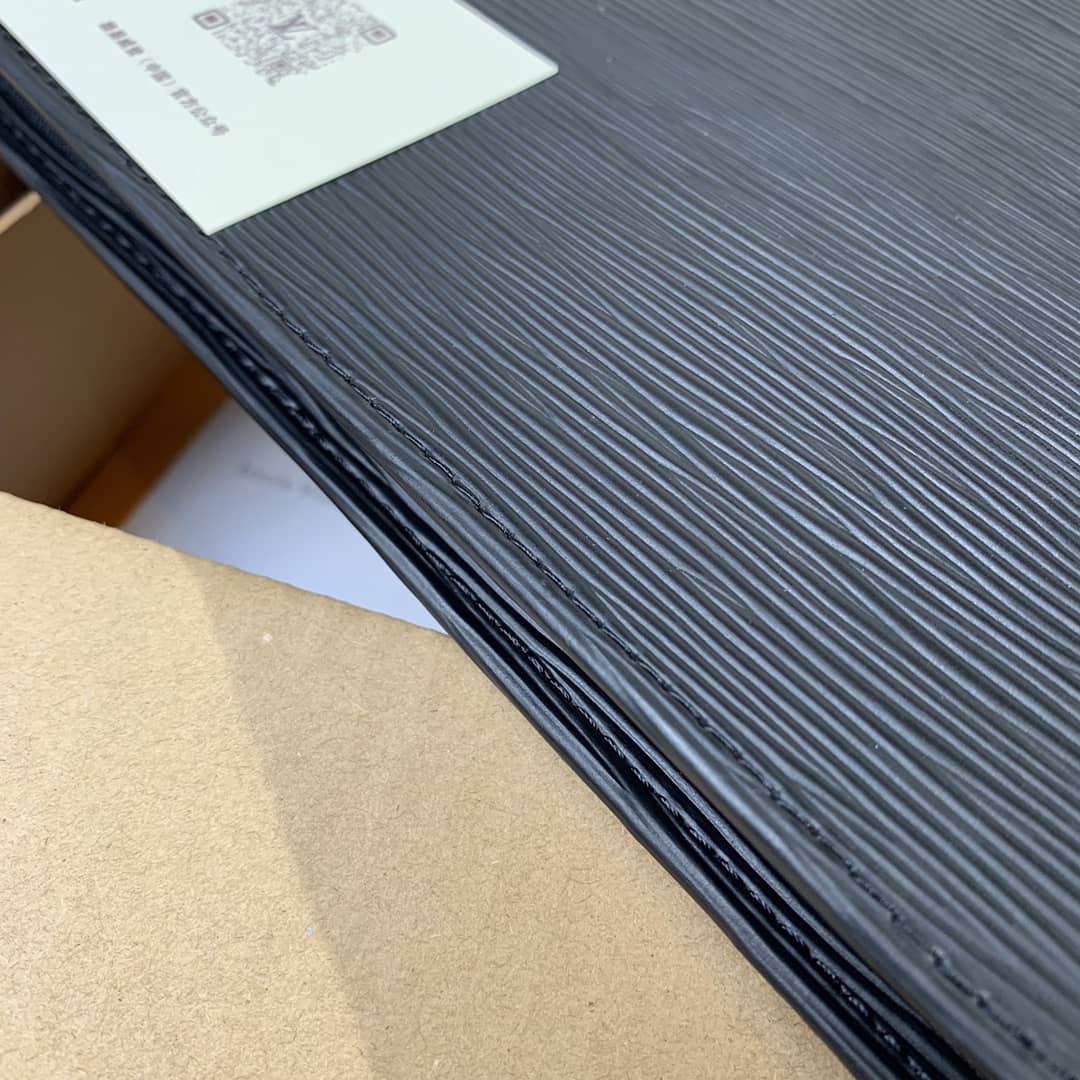 L0vis Vvtt0n Replica Toiletry Pouch 26 Epi Leather Bag Black M41366