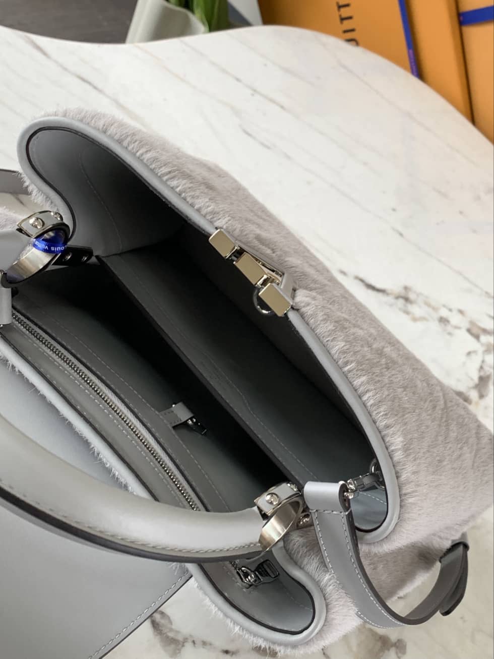 L0vis Vvtt0n Capucines MM 2way Hand Magnolia M42258 Replica Crossbody Bag