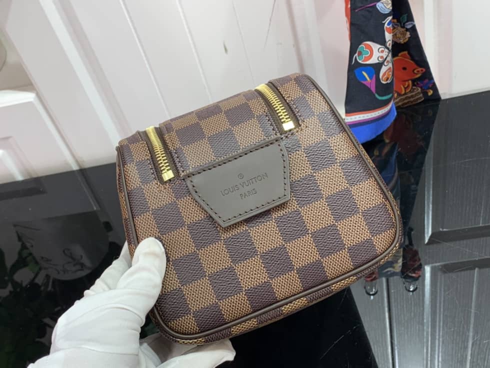 L0vis Vvtt0n Dopp Kit Toilet Pouch Monogram Canvas M44494 Replica