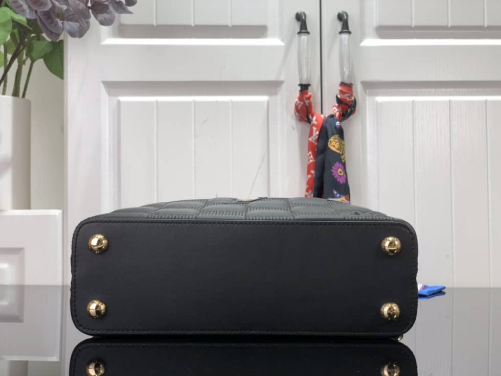 L0vis Vvtt0n Capucines BB Black M59225 Replica Shoulder Bag