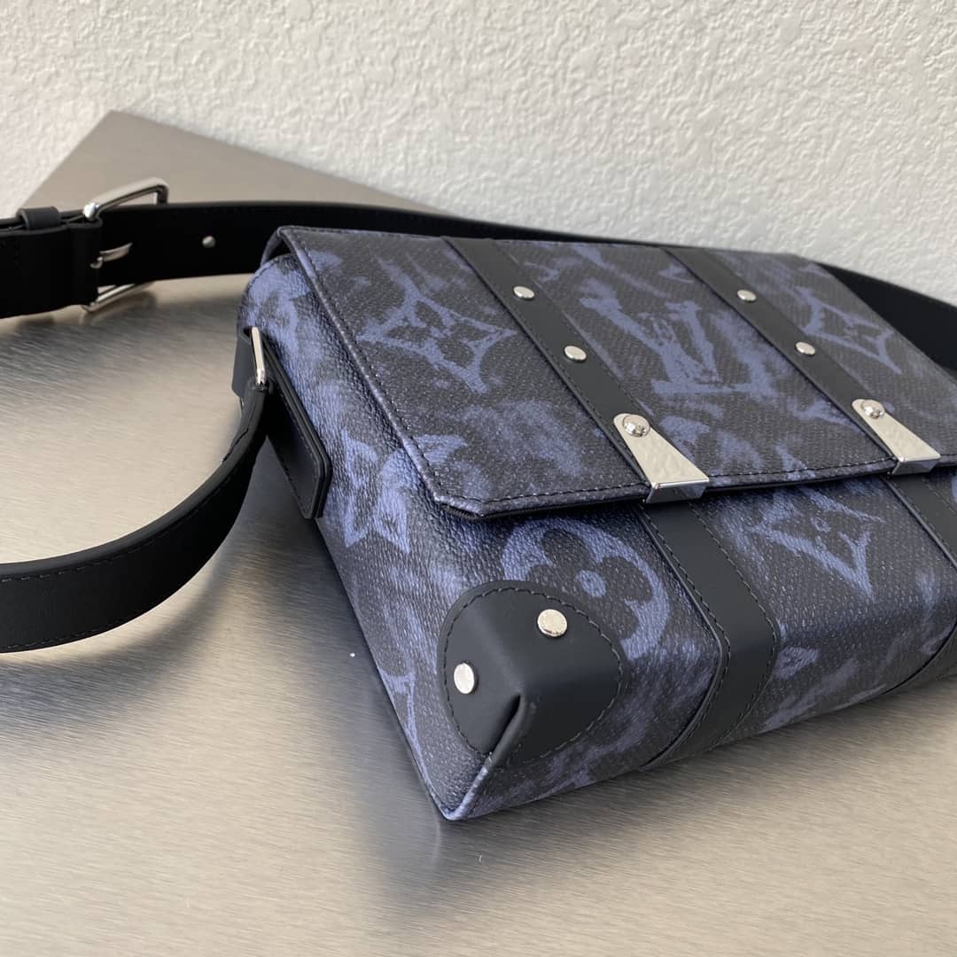 L0vis Vvtt0n Trunk Monogram Messenger Bag Replica Blue M57282