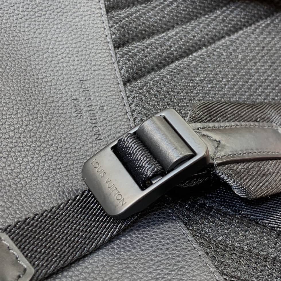 L0vis Vvtt0n Aerogram Leather Black M57079 Replica Backpack