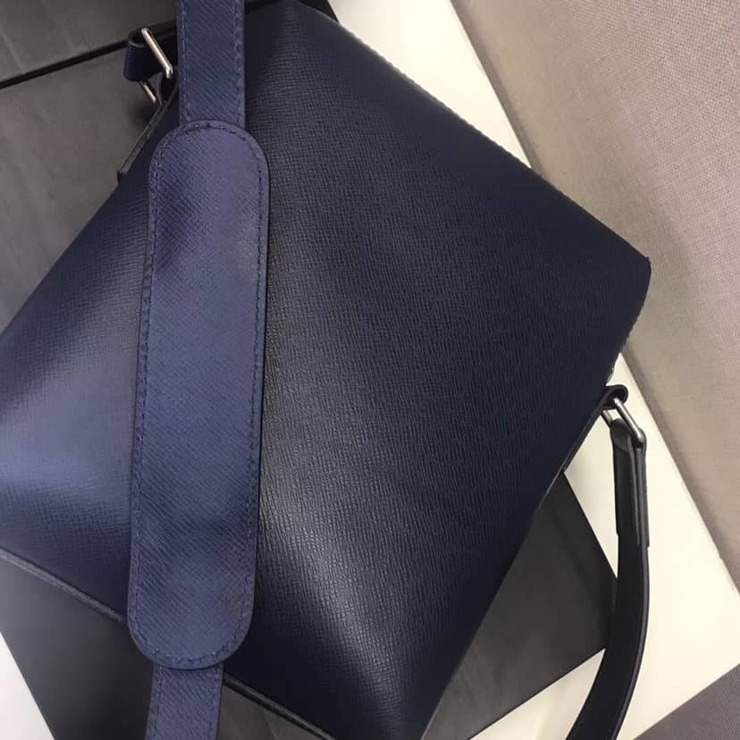 L0vis Vvtt0n Taiga Pochette Grigori Mens Shoulder Bag Replica Blue M30505