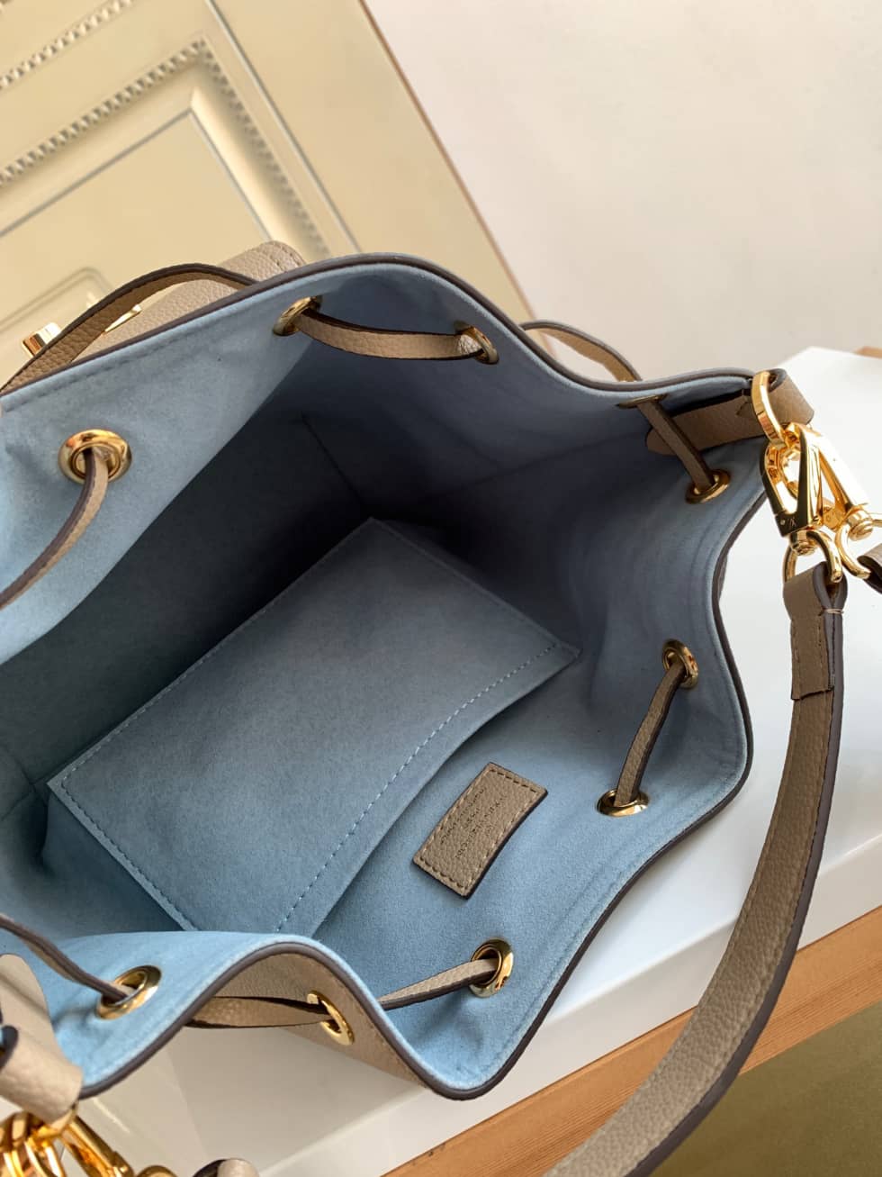 L0vis Vvtt0n Lockme Grained Calf Leather Greige M57688 Replica Bucket Bag