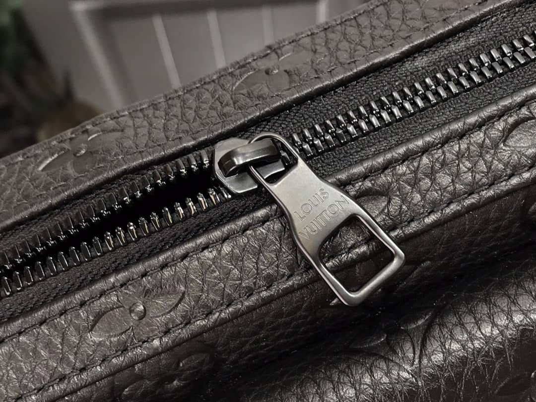 L0vis Vvtt0n Steamer Taurillon Monogram Messenger Bag Replica M57307