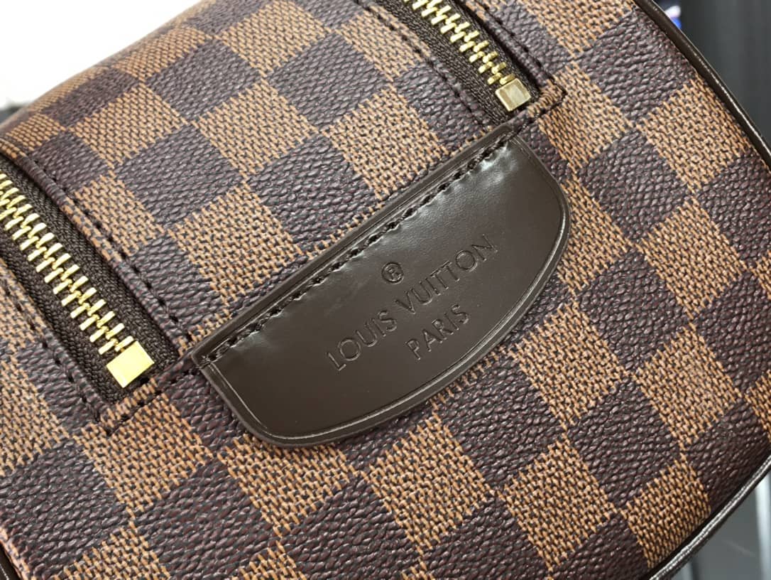 L0vis Vvtt0n King Size Toiletry Bag Replica M47528