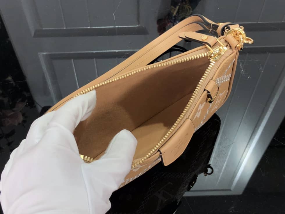 L0vis Vvtt0n Easy Pouch On Strap M81137 Replica Crossbody Bag